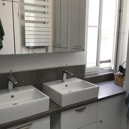 La Tete Dans Les Nuages - Bastille - Gare De Lyon Париж