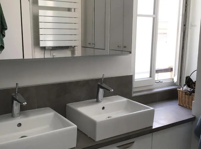 La Tete Dans Les Nuages - Bastille - Gare De Lyon Paris